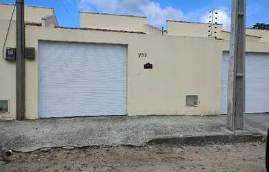 Imagem: A casa possui 2 Dormitórios, 1 Banheiro, 2 Vagas na garagem