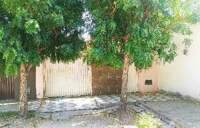 Imagem: A casa possui 3 Dormitórios, 1 Banheiro, 113m² de Área e