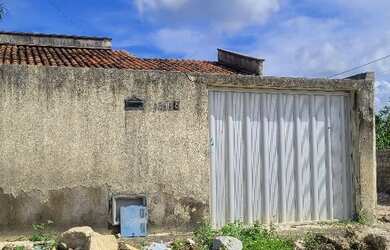 Imagem: A casa possui 2 Dormitórios, 1 Banheiro, 1 Vaga na garagem