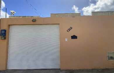 Imagem: A casa possui 2 Dormitórios, 1 Banheiro, 1 Vaga na garagem