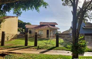 Imagem: A casa possui 3 Dormitórios, 1 Banheiro, 2 Vagas na garagem