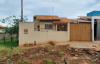 Imagem: A casa possui 2 Dormitórios, 1 Banheiro, 2 Vagas na garagem