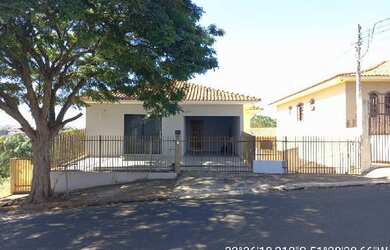 Imagem: A casa possui 6 Dormitórios, 1 Banheiro, 3 Vagas na garagem