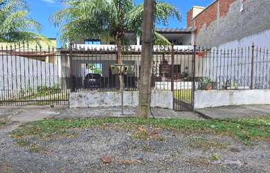 Imagem: A casa possui 4 Dormitórios, 1 Banheiro, 3 Vagas na garagem