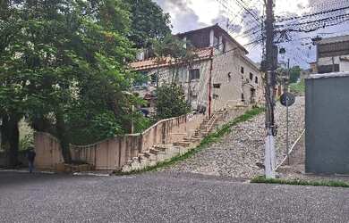 Imagem: A casa possui 4 Dormitórios, 1 Banheiro, 192m² de Área, 396m²