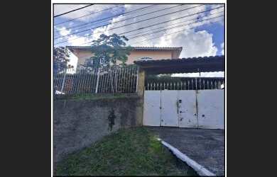 Imagem: A casa possui 4 Dormitórios, 1 Banheiro, 1 Vaga na garagem