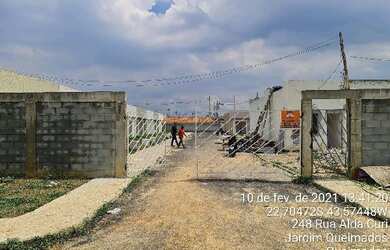 Imagem: A casa possui 1 Dormitório, 1 Banheiro, 1 Vaga na garagem