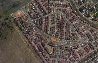 Imagem: A casa possui 2 Dormitórios, 1 Banheiro, 1 Vaga na garagem