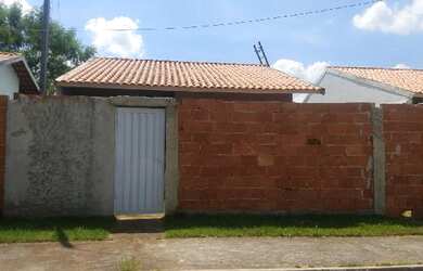 Imagem: A casa possui 2 Dormitórios, 1 Banheiro, 1 Vaga na garagem