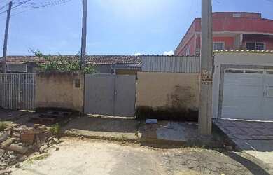Imagem: A casa possui 2 Dormitórios, 1 Banheiro, 1 Vaga na garagem