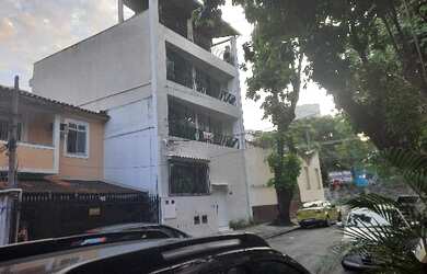 Imagem: A casa possui 4 Dormitórios, 1 Banheiro, 349m² de Área, 175m²