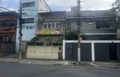 Imagem: A casa possui 4 Dormitórios, 1 Banheiro, 597m² de Área, 363m²