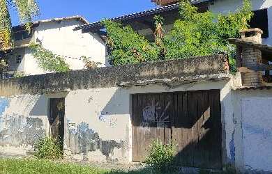 Imagem: A casa possui 4 Dormitórios, 1 Banheiro, 1 Vaga na garagem