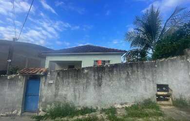 Imagem: A casa possui 3 Dormitórios, 1 Banheiro, 1 Vaga na garagem