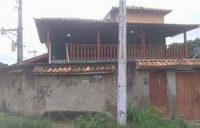 Imagem: A casa possui 4 Dormitórios, 1 Banheiro, 326m² de Área, 592m²