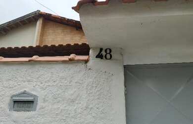 Imagem: A casa possui 2 Dormitórios, 1 Banheiro, 1 Vaga na garagem