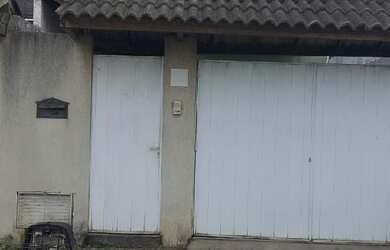 Imagem: A casa possui 3 Dormitórios, 1 Banheiro, 1 Vaga na garagem