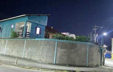 Imagem: A casa possui 2 Dormitórios, 1 Banheiro, 200m² de Área, 520m²