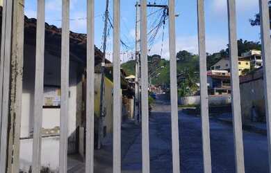 Imagem: A casa possui 4 Dormitórios, 1 Banheiro, 1 Vaga na garagem