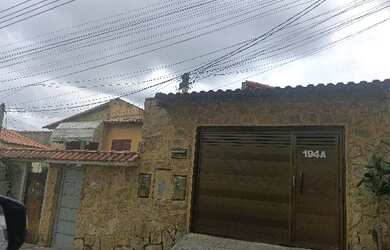 Imagem: A casa possui 2 Dormitórios, 1 Banheiro, 1 Vaga na garagem