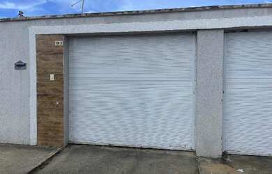 Imagem: A casa possui 3 Dormitórios, 1 Banheiro, 1 Vaga na garagem