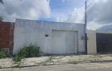 Imagem: A casa possui 2 Dormitórios, 1 Banheiro, 1 Vaga na garagem