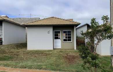 Imagem: A casa possui 2 Dormitórios, 1 Banheiro, 1 Vaga na garagem