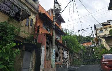 Imagem: A casa possui 2 Dormitórios, 1 Banheiro, 1 Vaga na garagem