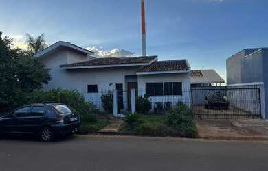 Imagem: A casa possui 3 Dormitórios, 1 Banheiro, 1 Vaga na garagem