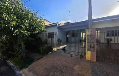 Imagem: A casa possui 3 Dormitórios, 1 Banheiro, 2 Vagas na garagem