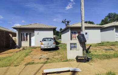 Imagem: A casa possui 2 Dormitórios, 1 Banheiro, 1 Vaga na garagem
