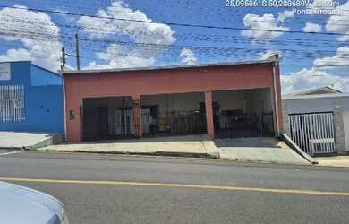 Imagem: A casa possui 3 Dormitórios, 1 Banheiro, 2 Vagas na garagem