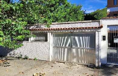 Imagem: A casa possui 2 Dormitórios, 1 Banheiro, 1 Vaga na garagem