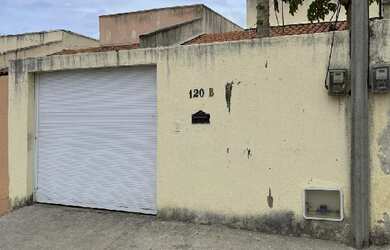 Imagem: A casa possui 2 Dormitórios, 1 Banheiro, 1 Vaga na garagem