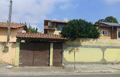 Imagem: A casa possui 3 Dormitórios, 1 Banheiro, 211m² de Área e