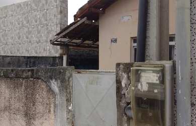 Imagem: A casa possui 2 Dormitórios, 1 Banheiro, 57m² de Área, 90m²