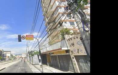 Imagem: O apartamento possui 3 Dormitórios, 1 Banheiro, 3 Vagas na