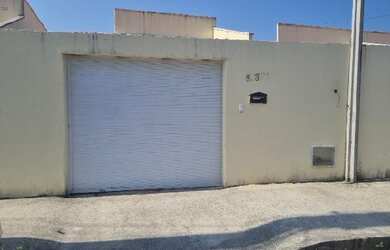 Imagem: A casa possui 2 Dormitórios, 1 Banheiro, 1 Vaga na garagem