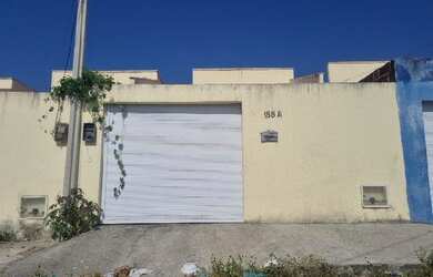 Imagem: A casa possui 2 Dormitórios, 1 Banheiro, 1 Vaga na garagem