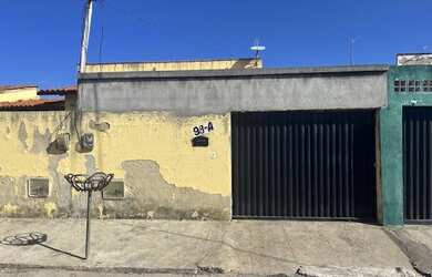 Imagem: A casa possui 2 Dormitórios, 1 Banheiro, 1 Vaga na garagem