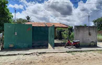 Imagem: A casa possui 2 Dormitórios, 1 Banheiro, 1 Vaga na garagem