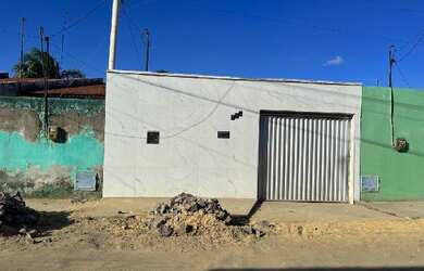 Imagem: A casa possui 2 Dormitórios, 1 Banheiro, 2 Vagas na garagem