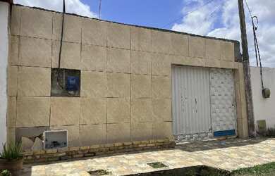 Imagem: A casa possui 2 Dormitórios, 1 Banheiro, 1 Vaga na garagem