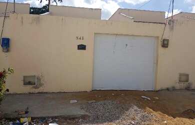 Imagem: A casa possui 2 Dormitórios, 1 Banheiro, 2 Vagas na garagem