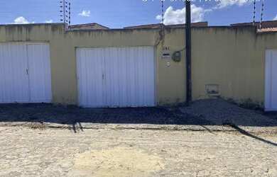 Imagem: A casa possui 2 Dormitórios, 1 Banheiro, 1 Vaga na garagem