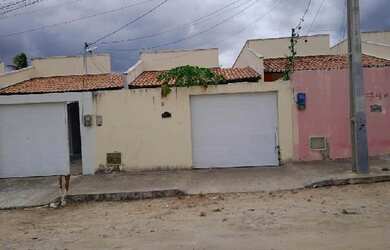 Imagem: A casa possui 2 Dormitórios, 1 Banheiro, 1 Vaga na garagem