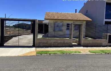 Imagem: A casa possui 2 Dormitórios, 1 Banheiro, 1 Vaga na garagem