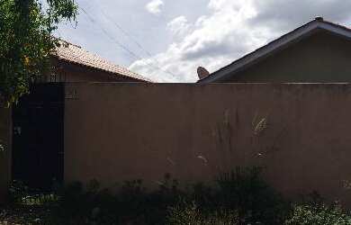 Imagem: A casa possui 2 Dormitórios, 1 Banheiro, 1 Vaga na garagem