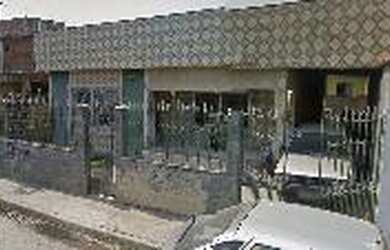 Imagem: A casa possui 3 Dormitórios, 1 Banheiro, 2 Vagas na garagem