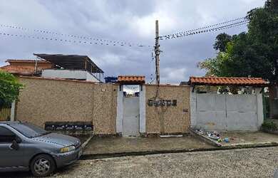 Imagem: A casa possui 1 Dormitório, 1 Banheiro, 1 Vaga na garagem